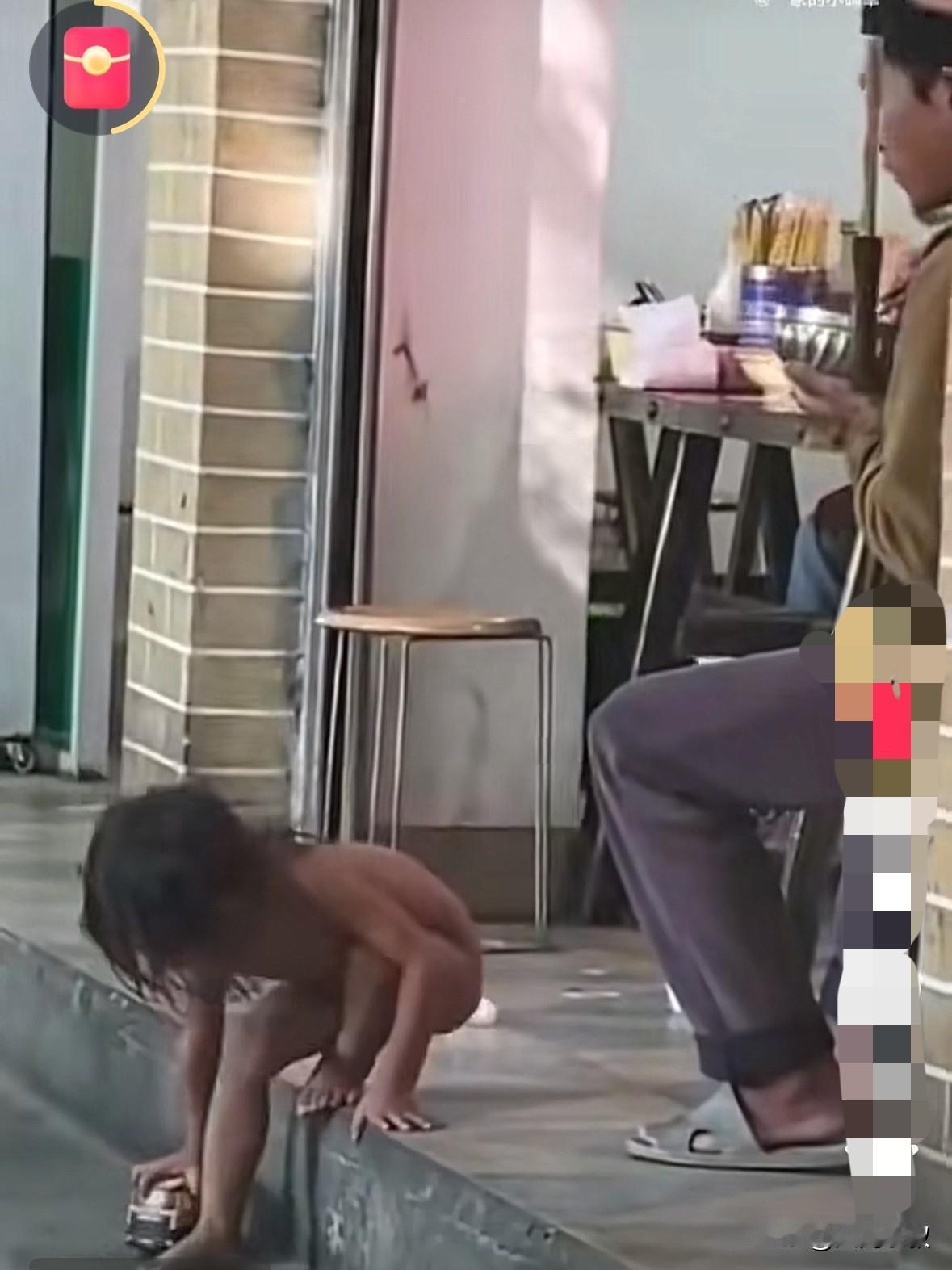 这个不穿衣服爬行的孩子怎么样了
怎么最近没动静了
上次刷到还是家长承诺
不再让他