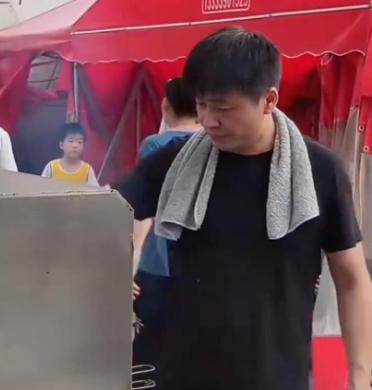 撞脸张雪峰却拒绝赚钱！这个烧烤摊主为啥能看哭无数人。

河南平顶山42岁的烧烤摊