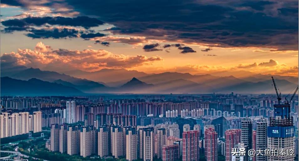 西安最近的晚霞太超赞了，等了三个小时终于拍到了晚霞的瞬间照片。#看看你拍的西安#