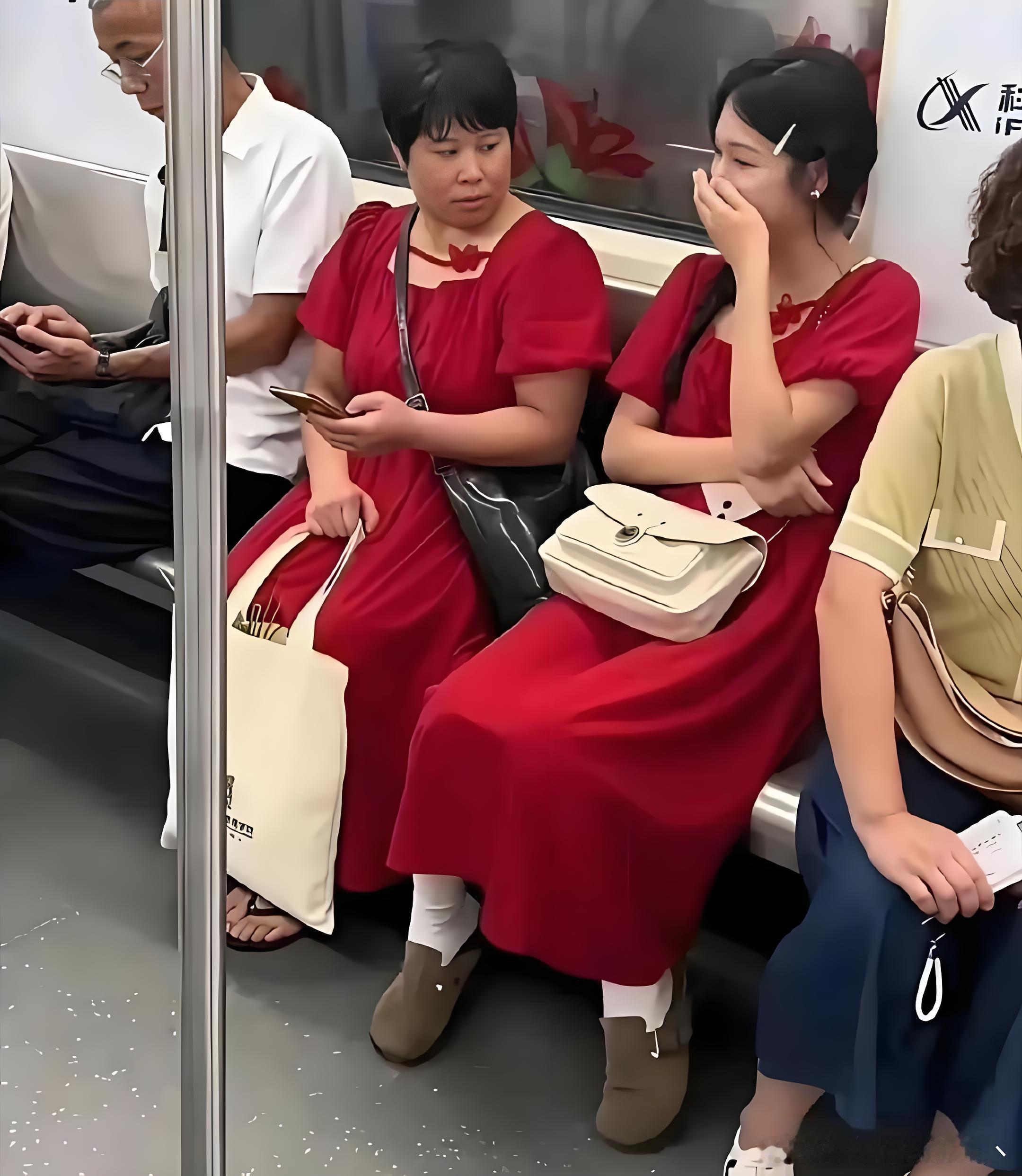地铁上，大姨和年轻女孩撞衫了。 