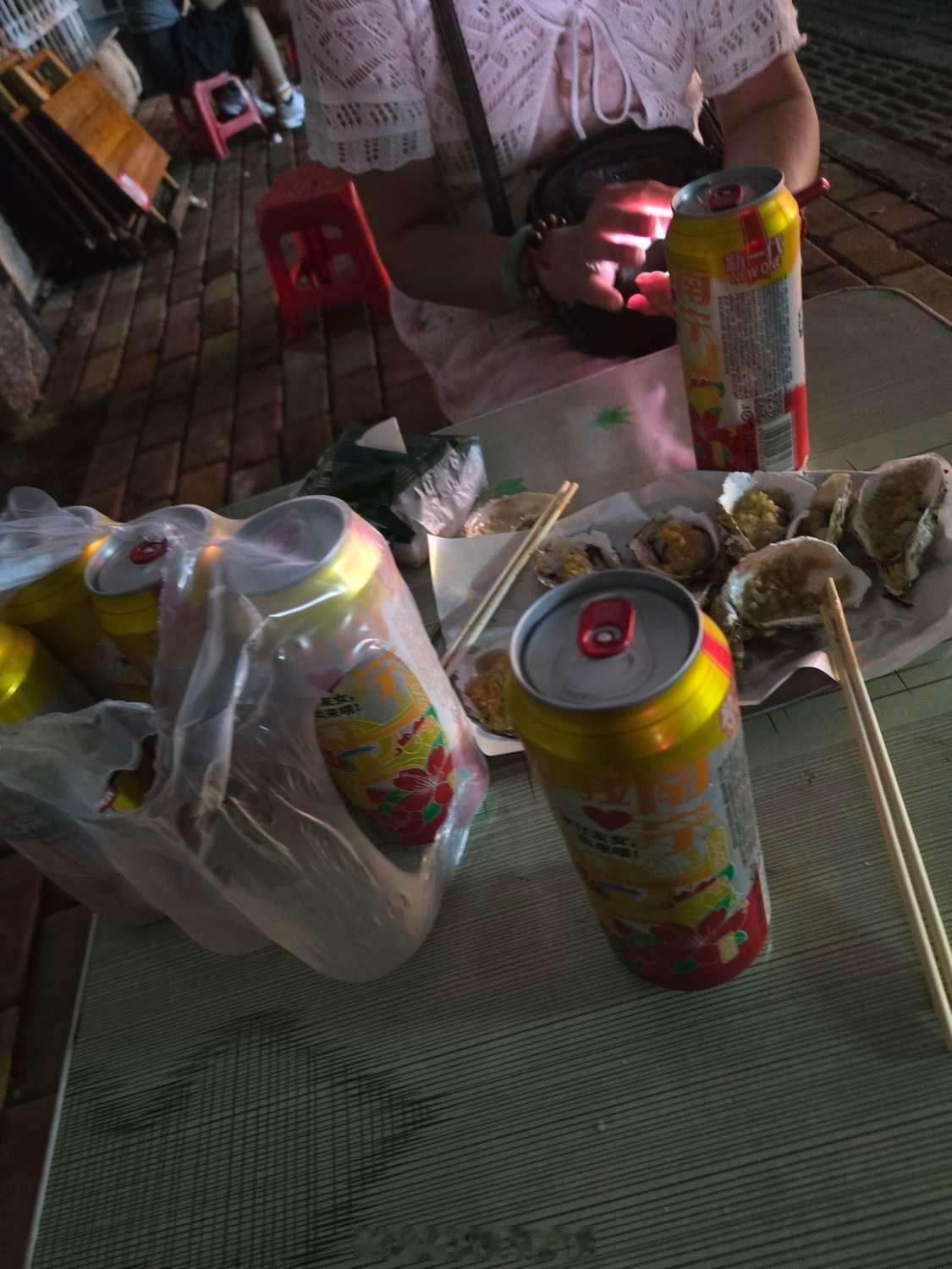 一个非常羞涩的姐姐，还亲我吃生蚝，喝啤酒，嘻嘻，开心，家里的装修也很有风格！ 