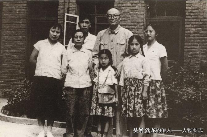 张闻天、刘英同家人等在一起(1965年)。左起第三人为工作人员孙时平。
