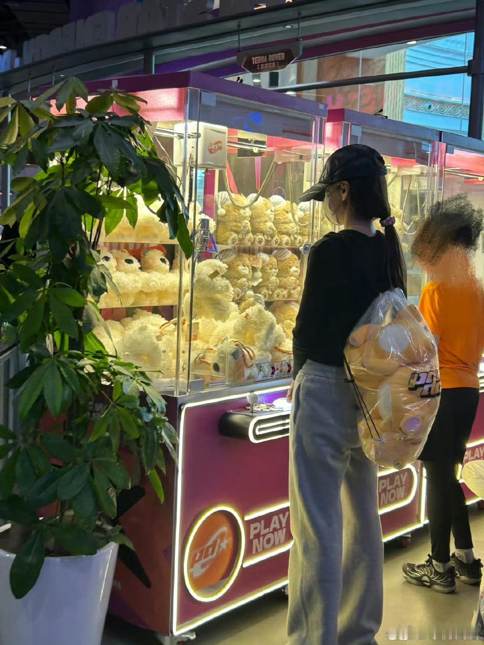 路人上海偶遇angelababy小海绵小海绵一出生就在罗马，妈妈是大美女杨颖，爸
