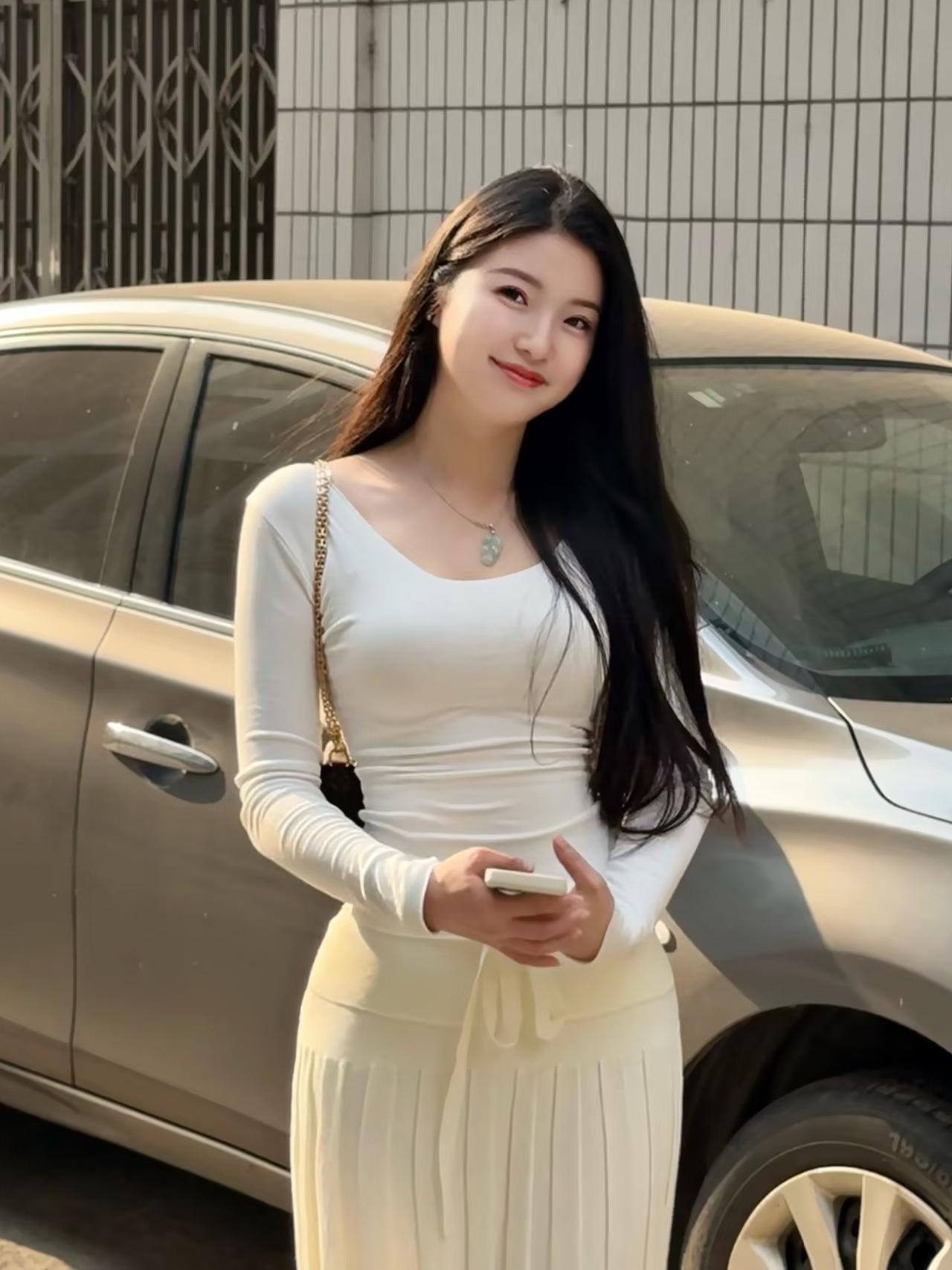 优雅白裙少女，车旁微笑，清新自然