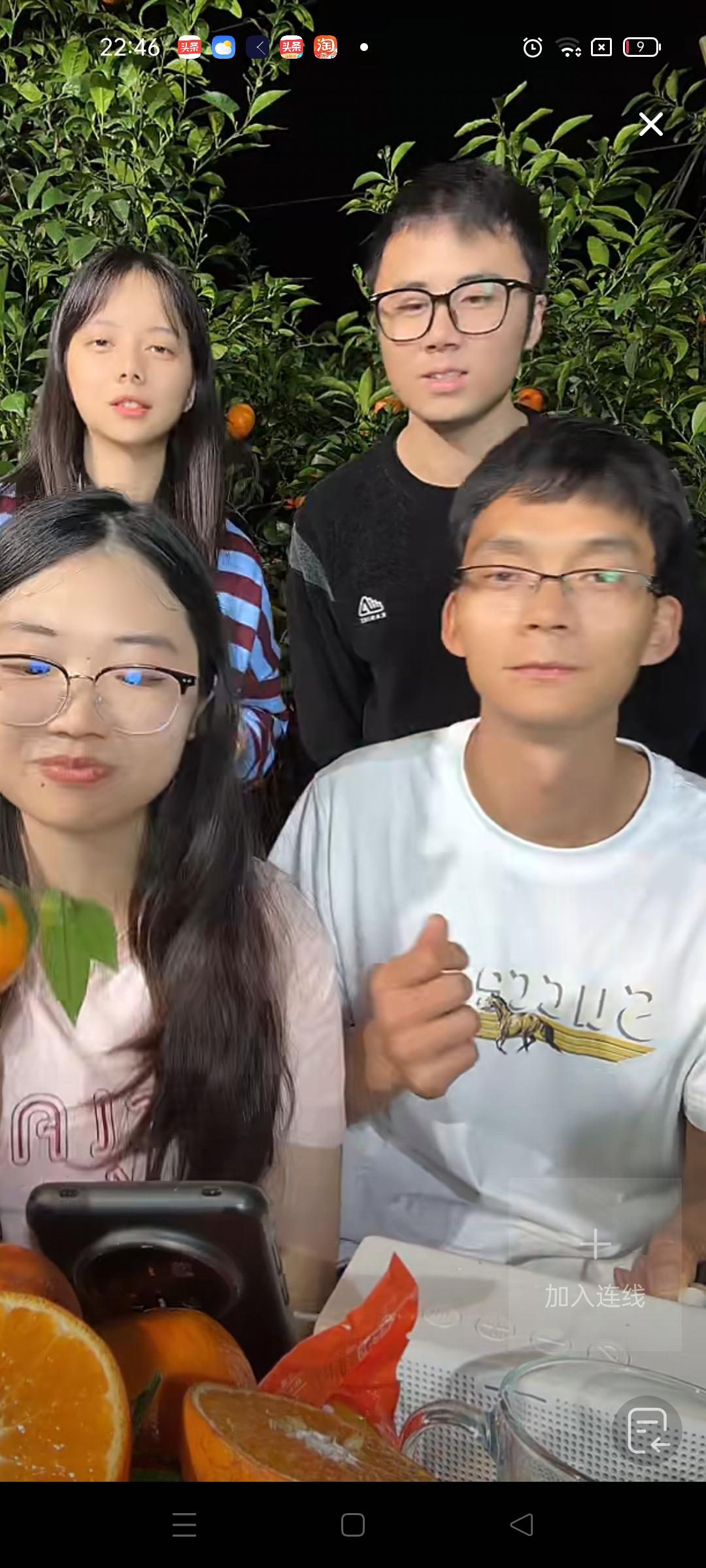 这个男孩高考据说好多次，现年30多岁了，但是跟同学相处的很好，旁边跟他一起直播的