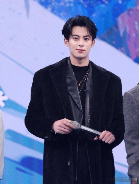 王鹤棣回hi6还得是熟人局王鹤棣回归hi6熟人局，那叫一个精彩。黑袍造型帅炸，游