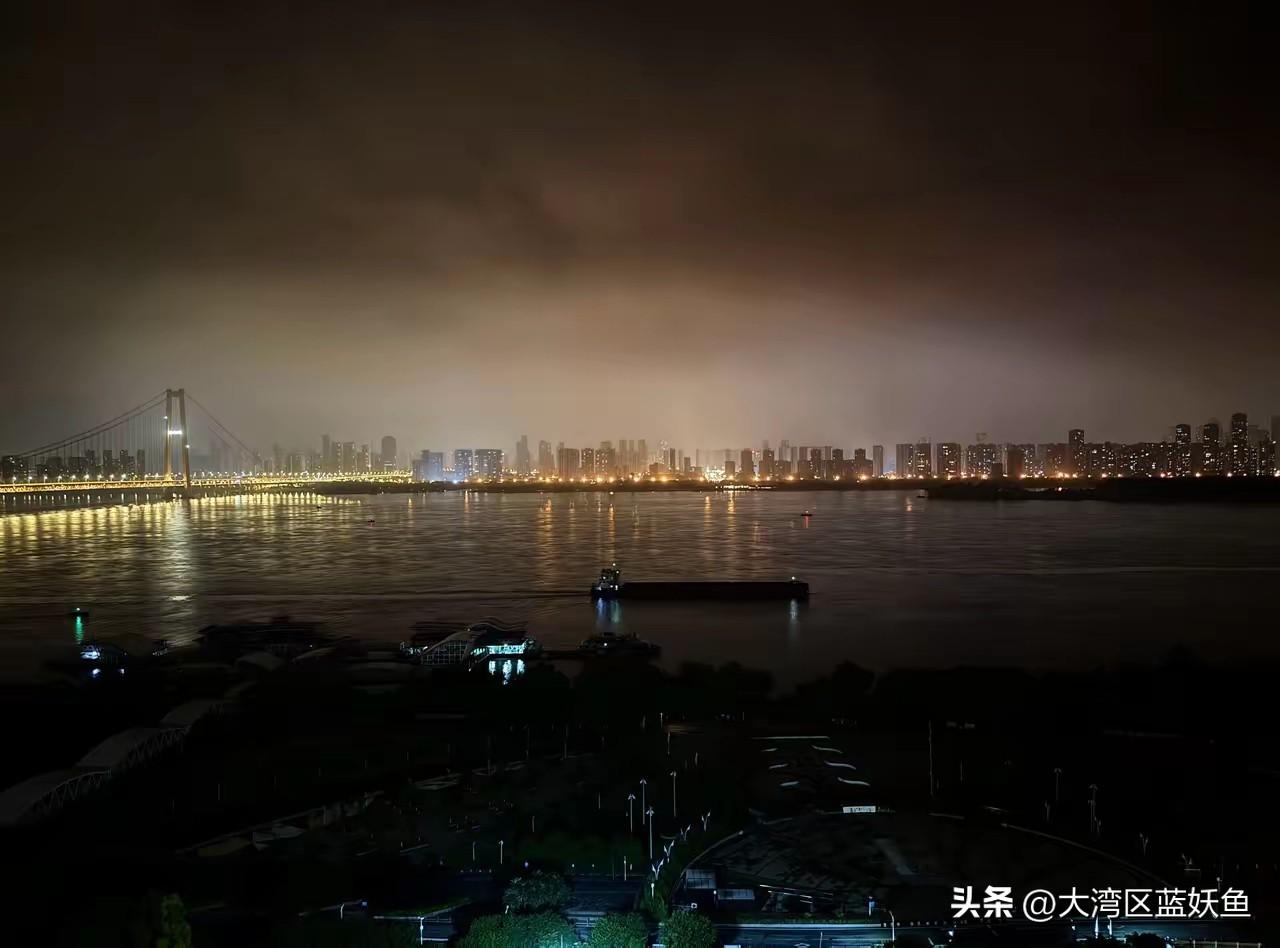 长江是真宽啊，宽到站在岸边望过去，对岸的楼像贴在雾里的剪纸，模模糊糊辨不清轮廓。