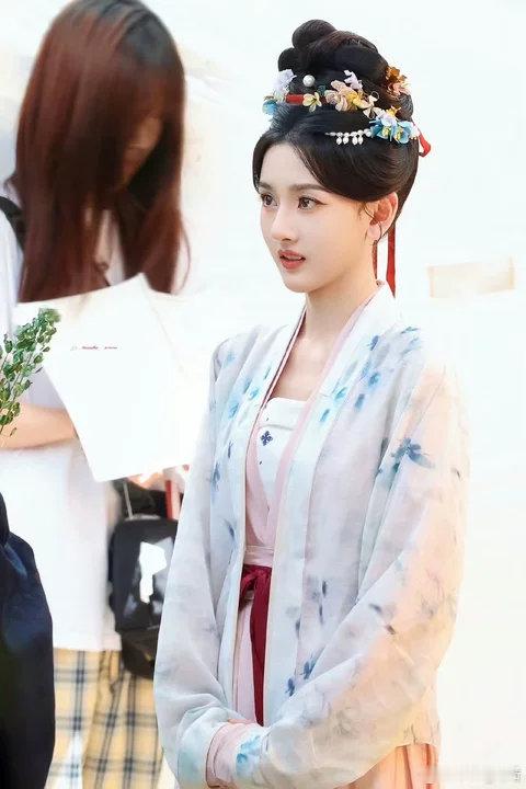 宋祖儿粉丝给孙凡清颁奖被可爱鼠了！宋祖儿粉丝给孙凡清颁奖了！粉丝给孙凡清送奖状一