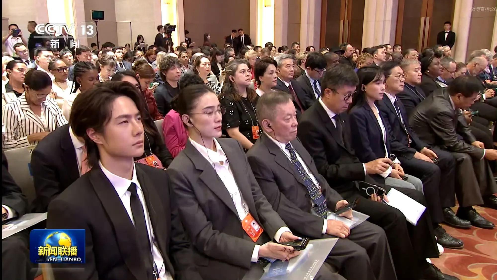 王一博亮相新闻联播，青春靓丽形象成正能量代表。官方认证门面担当，光荣闪耀。今晚1
