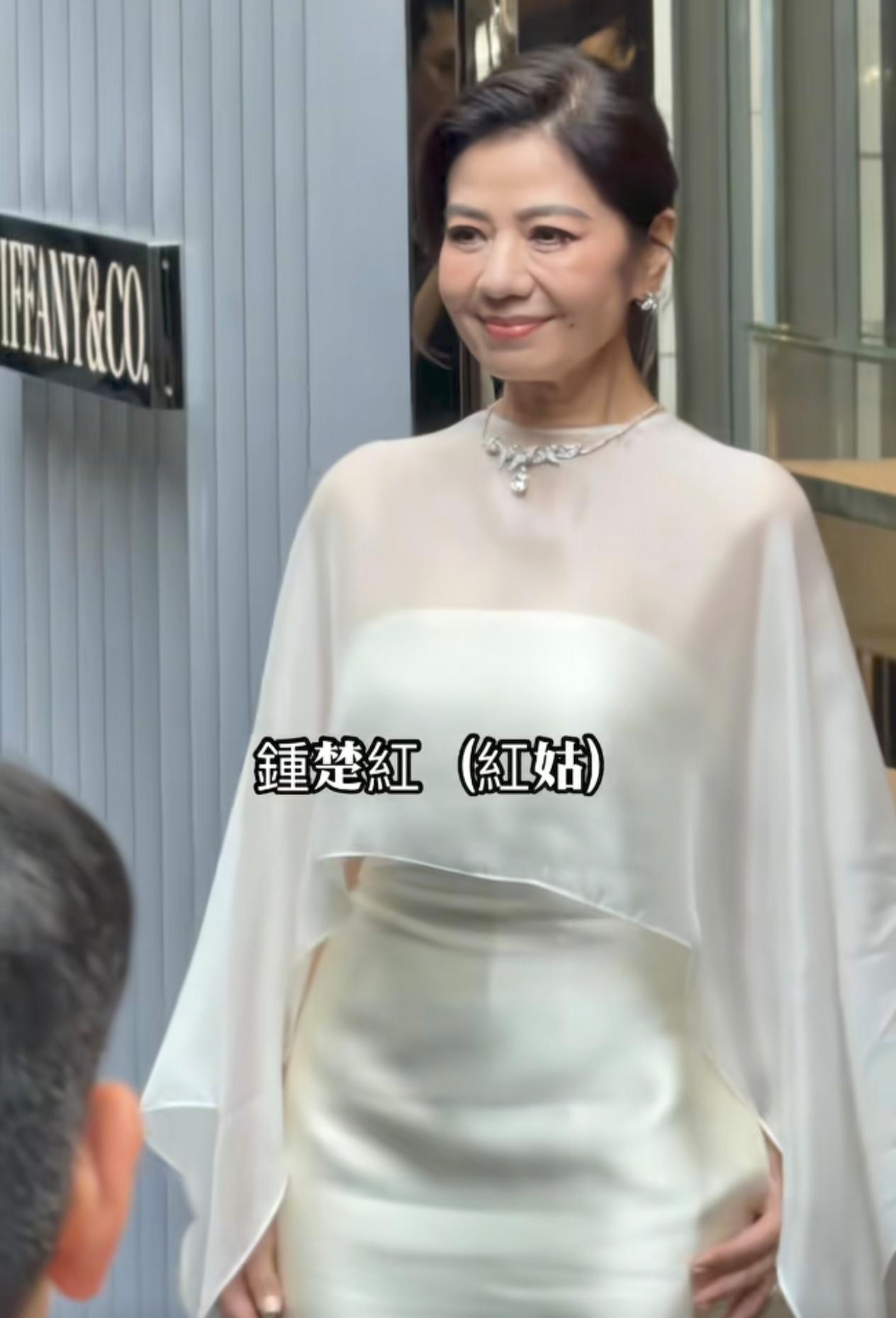 6月2日，钟楚红出席香港Tiffany新店活动，一袭白纱缎面长裙搭配钻石配饰。
