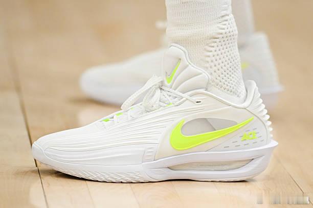 犹他爵士队的新秀Ace Bailey最近也换上了自己的Nike GT Cut3 