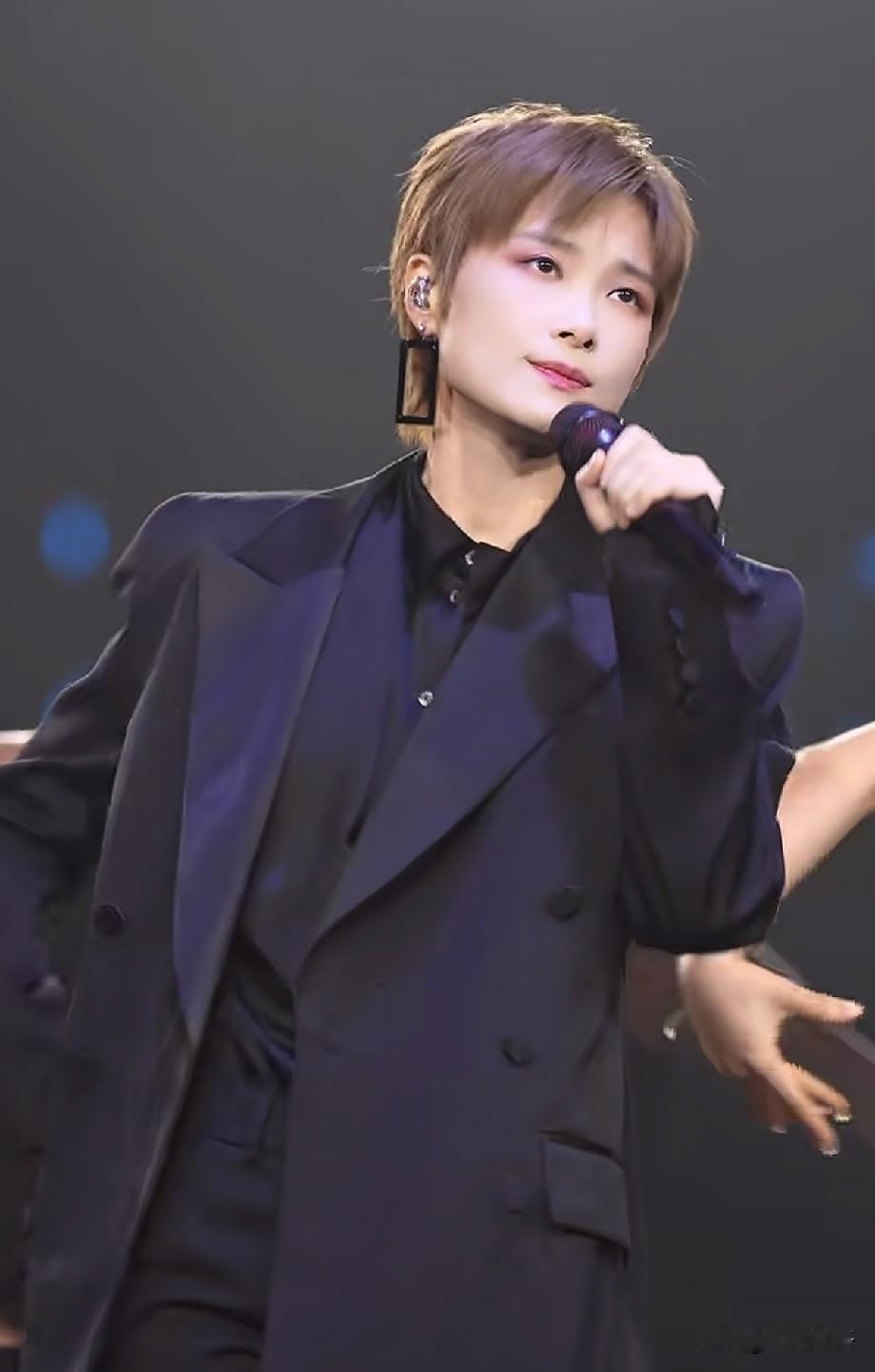 李宇春广州演唱会杀疯！翻唱《冬季来的女人》，清冷氛围感封神
 
近日李宇春广州演
