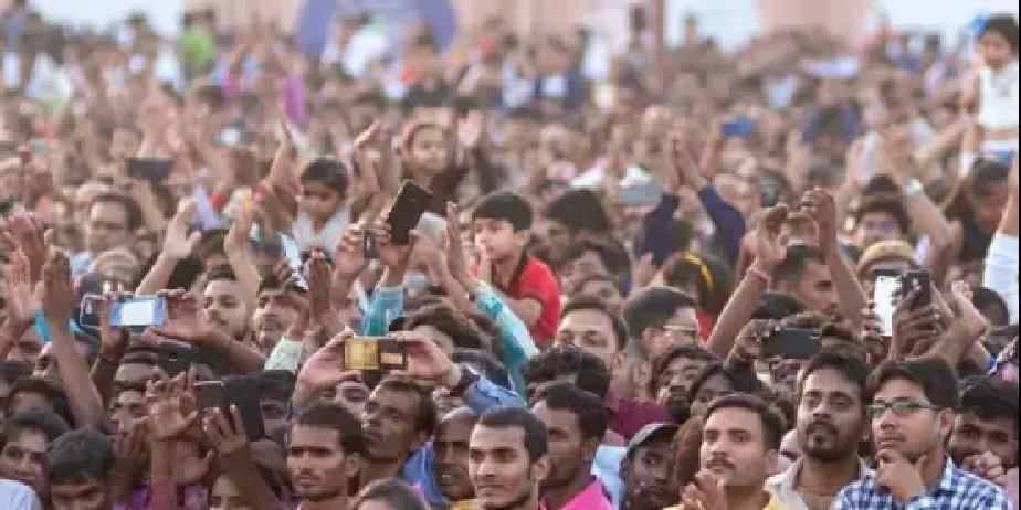 特朗普在竞选集会上又开炮，说有人钻空子把整条亲戚链都搬来美国。
他嘴里没点名，但