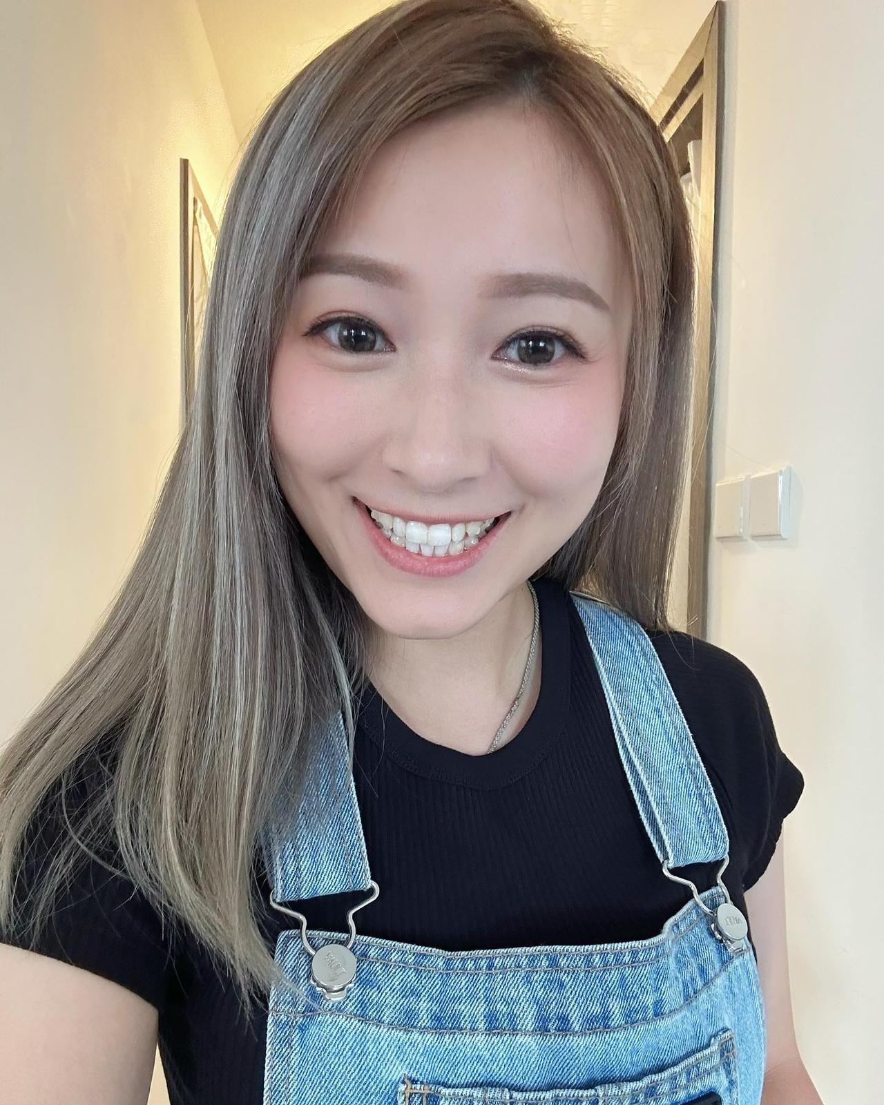 她以前是香港很出名童星，拍过很多出名影视作品，现在长大了依然很漂亮，还有多少人记