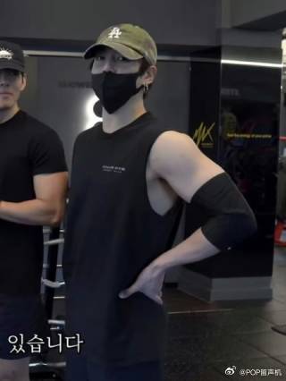 禁止男爱豆健身哈，秀出来看得见又摸不着很烦人 ​​​