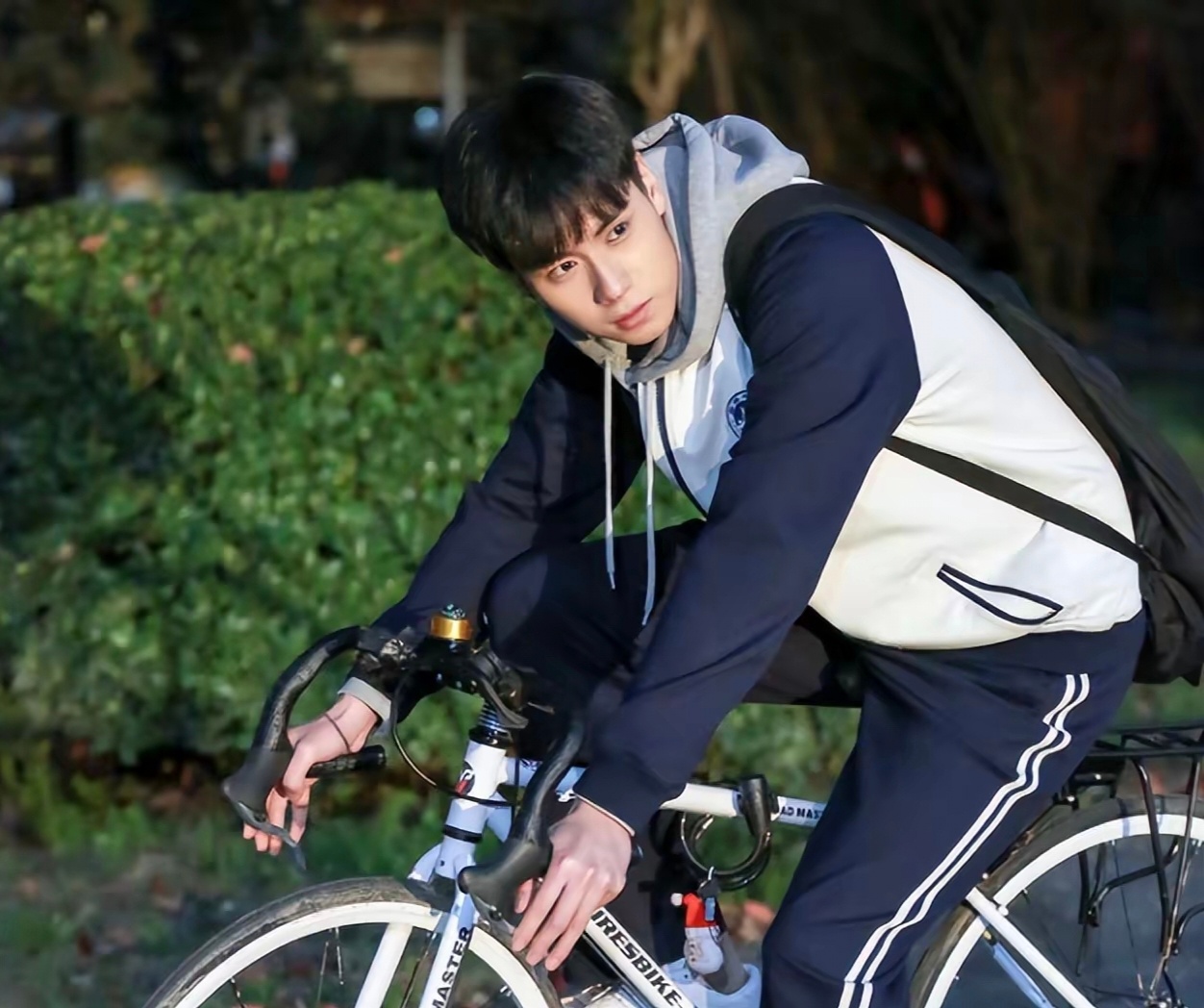 曾经爆红的31岁男演员，还在接“校园剧”，甚至直接当起二番？居然看起来还不错 