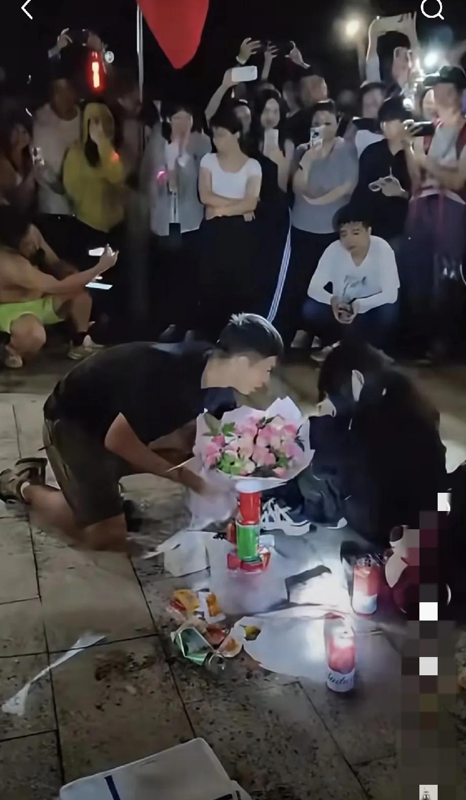 深圳梧桐山男子表白被拒的背后
一定要明白一个道理
表白是胜利的凯歌，而非冲锋的号