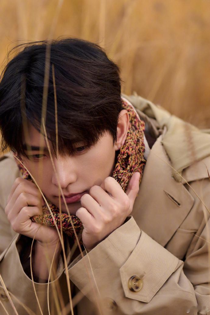 偶遇现场直接被惊艳！就算在人堆里，他的帅也像开了特效，太绝了～ 