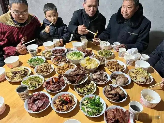 来那么多客人，有人吃，没人做，你说气人不！
在农村过年，你说走亲戚有意思吗？初二