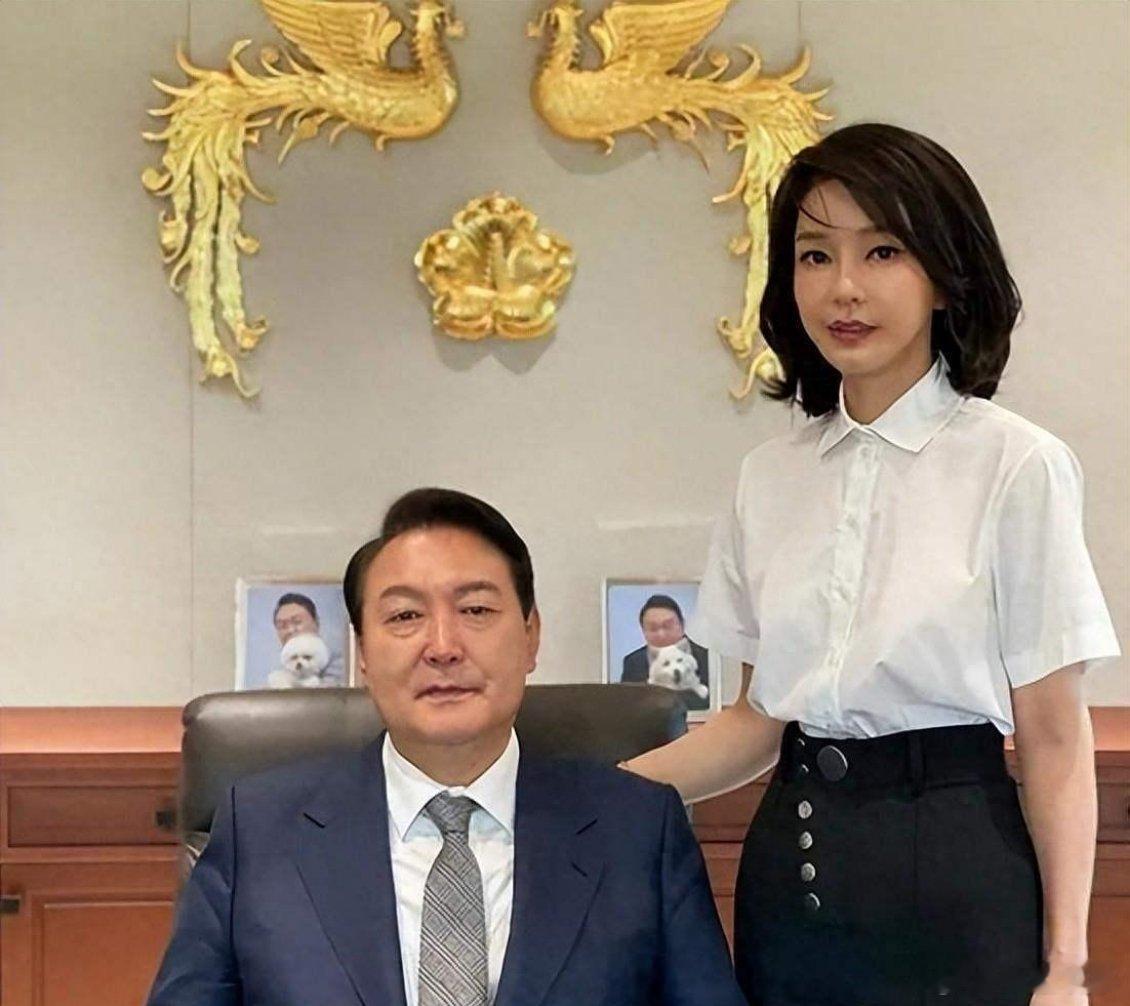 “宁舍江山不负糟糠妻，半岛第一深情尹锡悦。”8月12日深夜，前第一夫人金建希被押