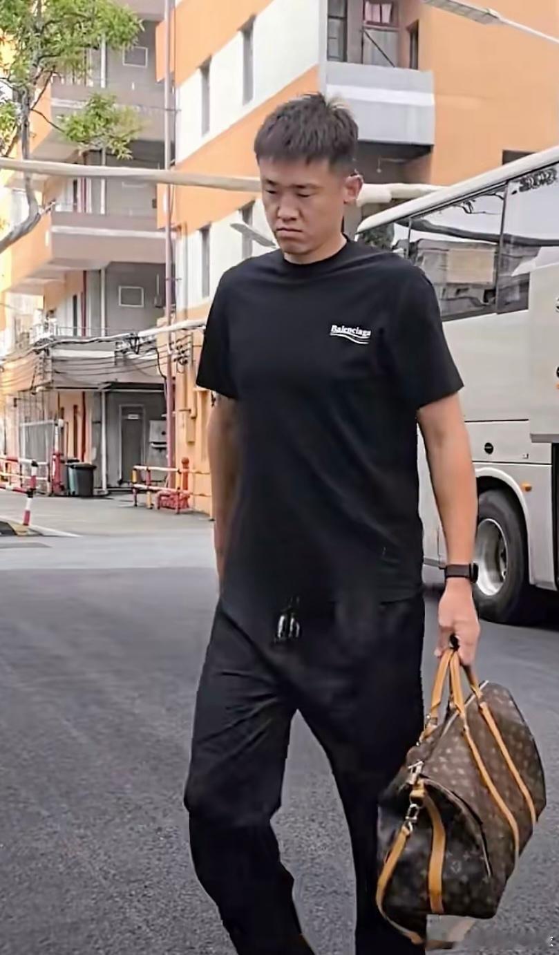 广东宏远全队奔赴青岛体测，崔永熙、胡明轩、焦泊乔三位国家队回来的球员拥有免测政策