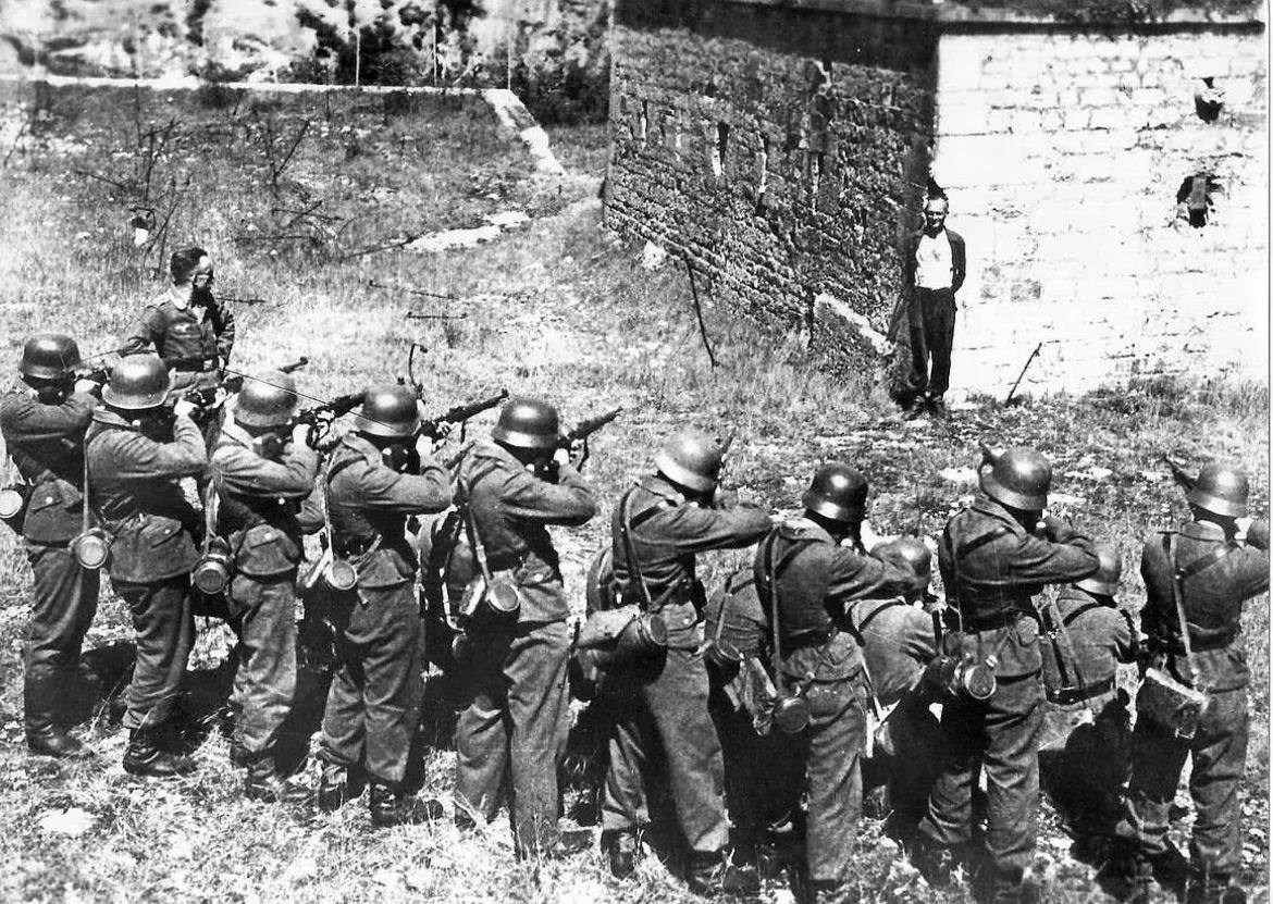 1944年，一张令人震撼的老照片，镜头中的人是法国抵抗运动的成员，他名叫乔治·布