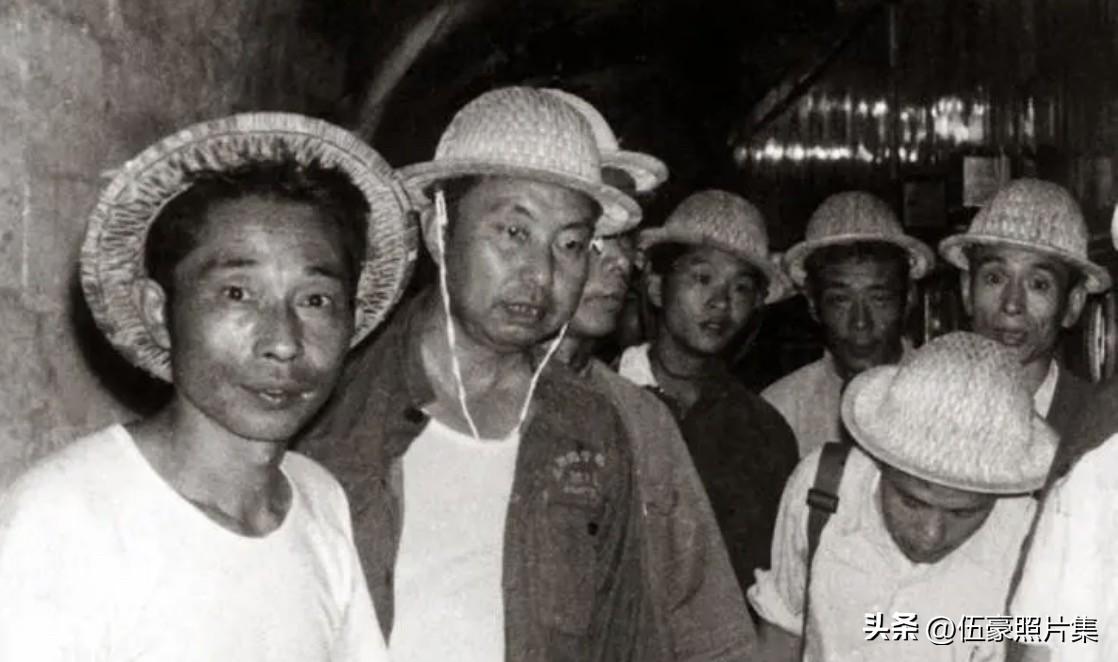 1969年8月，华国锋同志在湖南临湘桃林铅锌矿井下视察(后为曹万贵)。当时，华国