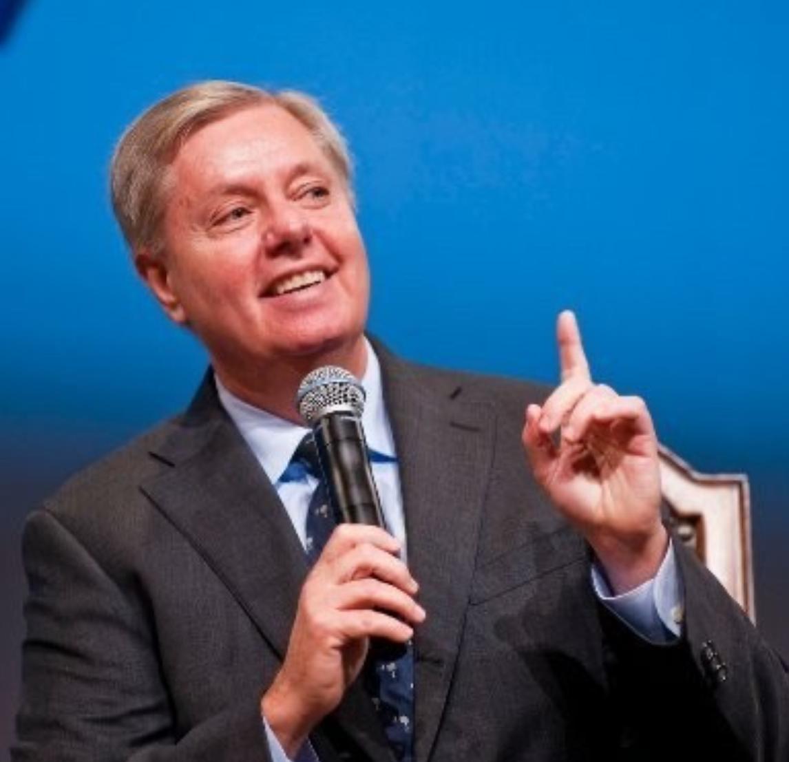 美国共和党籍参议员林德赛格雷厄姆今天发文说：美军对霍尔木兹海峡的严密封锁正在重创