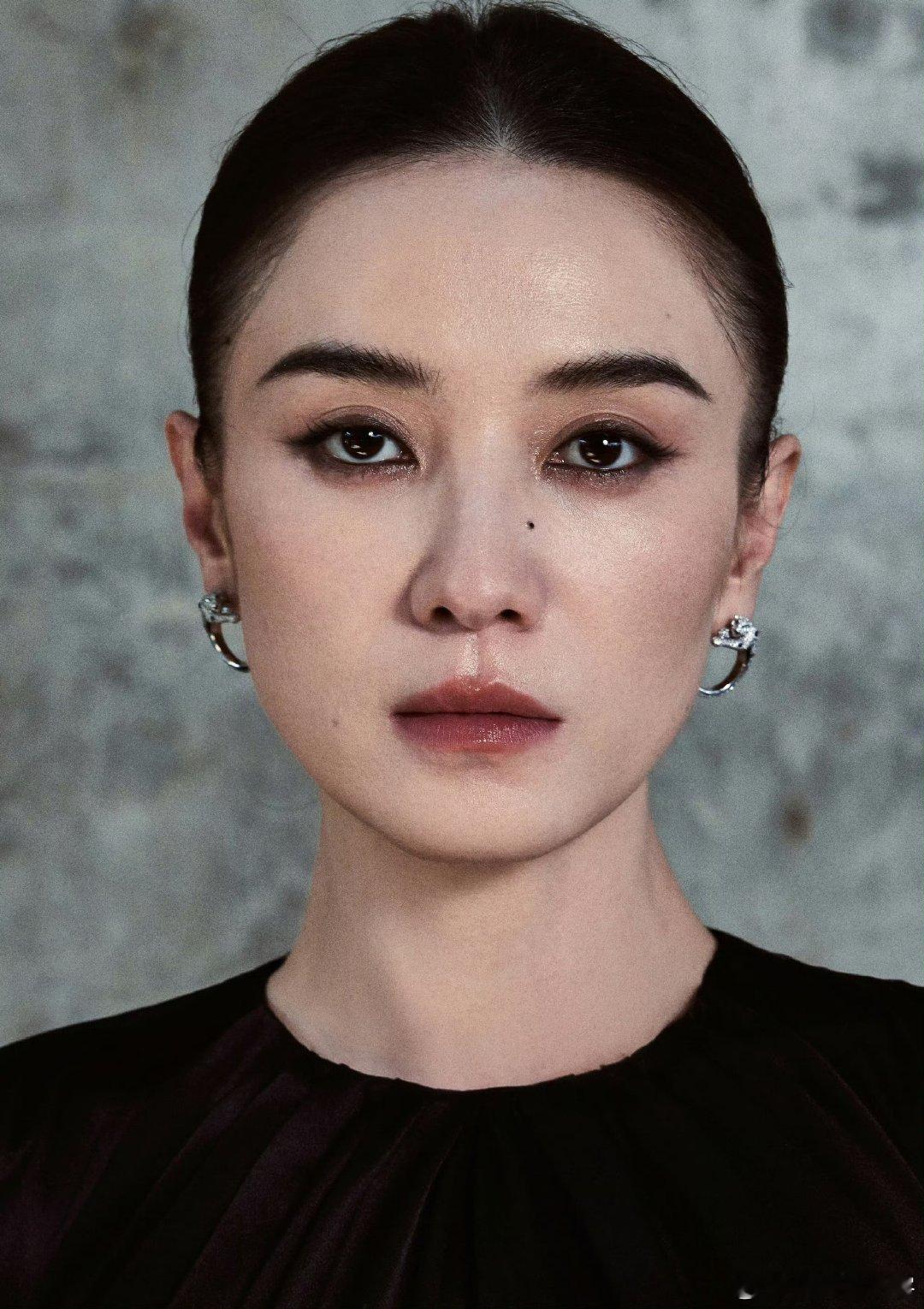 一袭经典黑裙连斩双奖，金鸡白玉兰领奖造型复刻级同步，短发利落、配饰点睛，优雅风骨