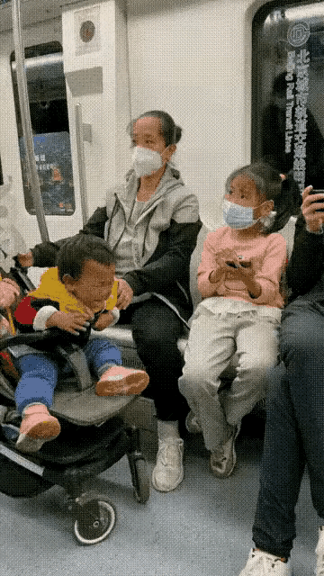 大妈打孩子，下手是够重的了，也不知道这个孩子是她的亲孙子，还是别人家的孩子，也许