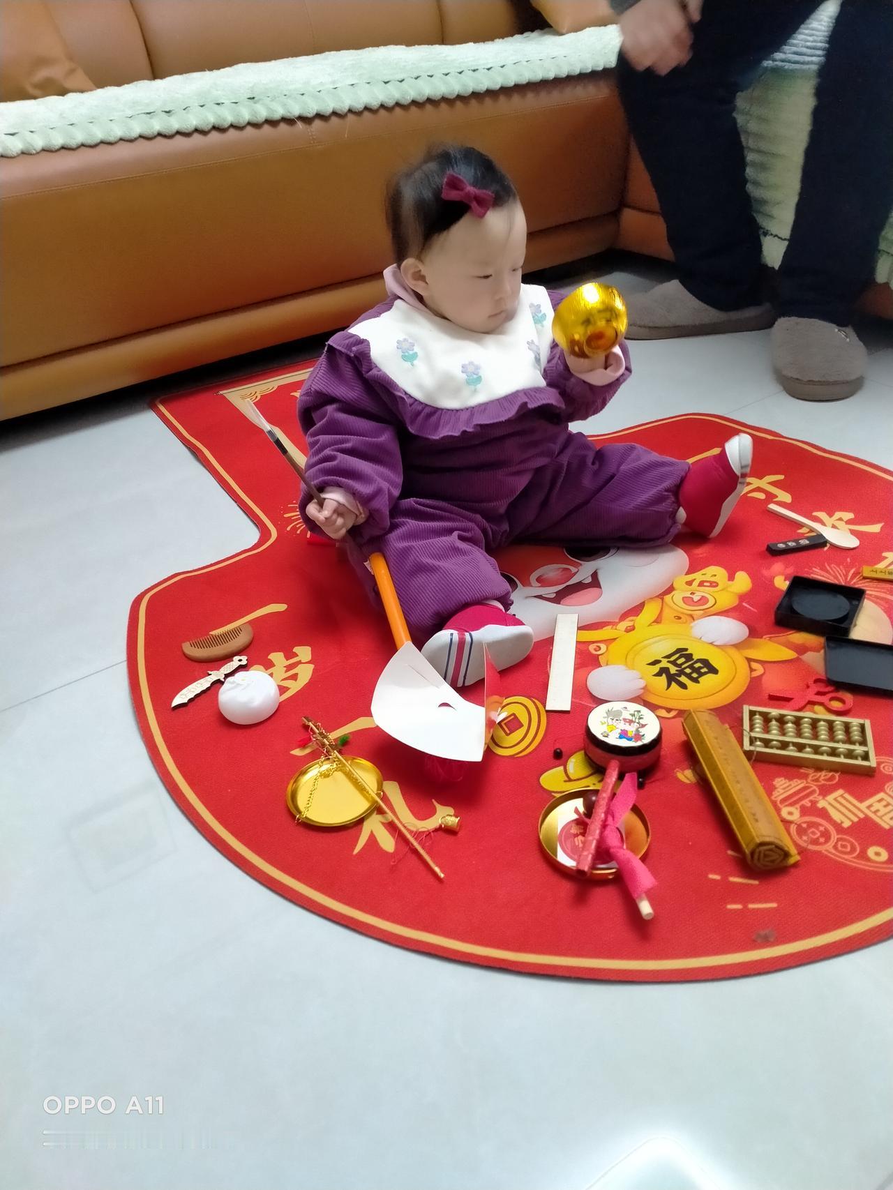 把你家孙子发出来看看谁的更可爱奶奶带娃，隔辈亲，我陪你长大，你陪我变老，小孙女抓