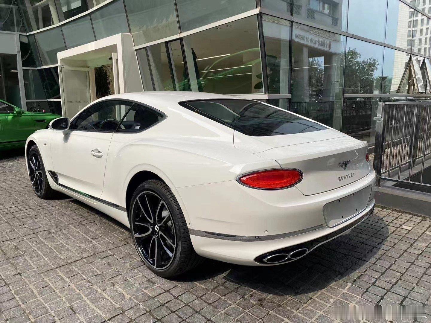 宾利欧陆GT v8，真好看。 ​​​