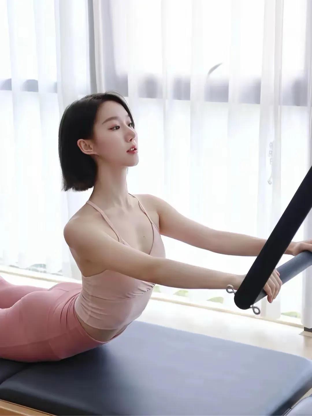 练瑜伽的绝美妇人，中短发，气质不凡