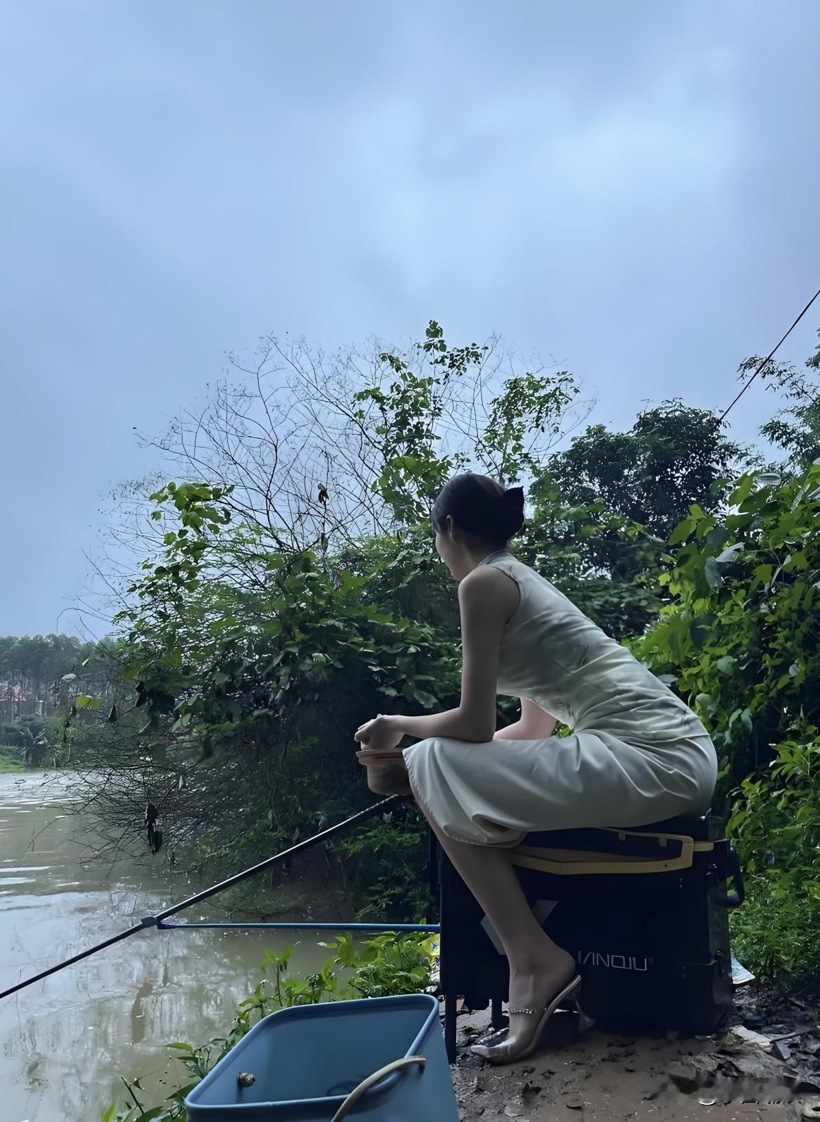 哈哈，我实在不敢相信，这样一位美若天仙的女子，会独自一人在如此幽静的江边垂钓。这