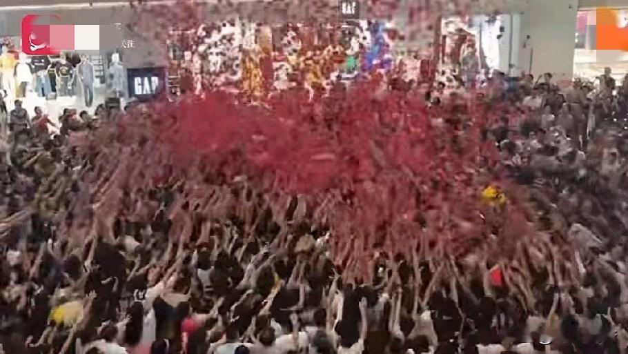 红包雨砸伤拥挤人群。海口三亚商场为拉人流量，而采取不理智方式导致多人受伤。商场这