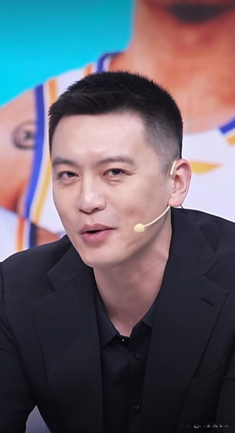 杨鸣其实和辽宁球迷一个样，他是不希望广东进半决赛的！昨晚他解说广东与北丘\京的比
