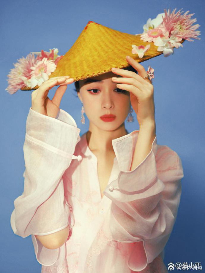 蒋欣瘦身完成后气质焕然一新，一身粉色新中式温婉雅致，配色与版型相得益彰，高级氛围