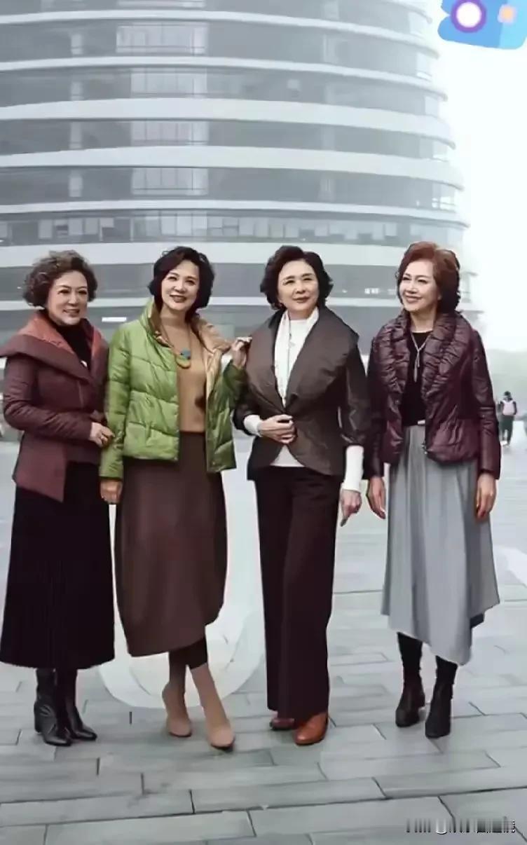 这几个中老年女人打扮得非常得体，优雅又端庄，看起来让人觉得很舒心。
这和现阶段那
