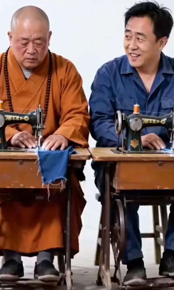 两个荒诞闹剧的主角许家印、释永信也踩缝纫机了，不免让人忍不住唏嘘感叹。

释永信