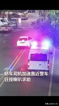 浙江一警车正在巡逻，突然一轿车加速靠近，狂按喇叭将警车截停！民警打开窗户，就听到