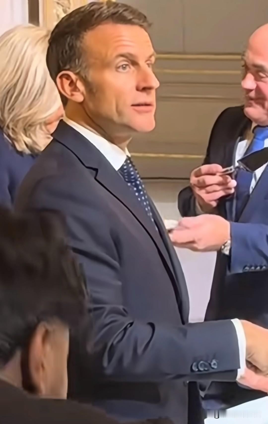 特朗普和平委员会的重担，这么快就压到了马克龙瘦弱的肩上…[捂脸]
马克龙如果挺不