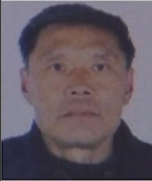 河南，一个男人，老伴走的早，人孤零零地守着房子，孤独寂寞，无法发泄。刚好他隔壁有
