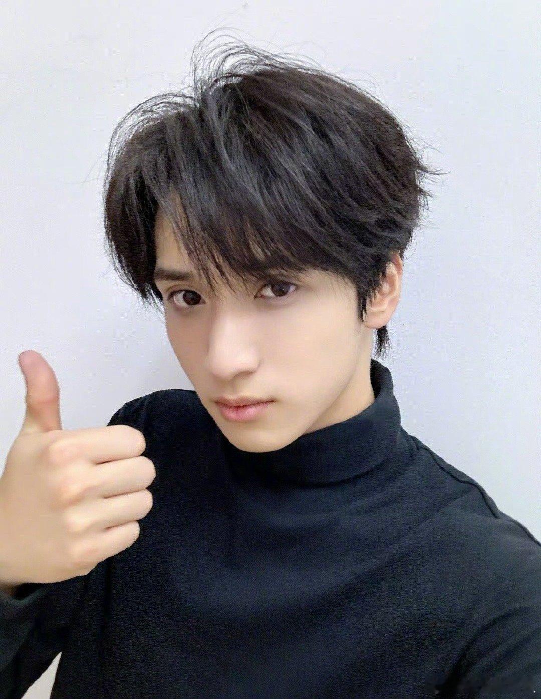 严浩翔为挽回今日在粉丝心中形象，竟试图用 6 张自拍和一个帅脸来达成目的，大家快