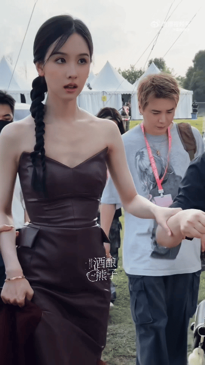 今天陈都灵活动状态盘亮条顺状态好好啊，美得轻轻松松，落落大方[抱一抱][抱一抱]