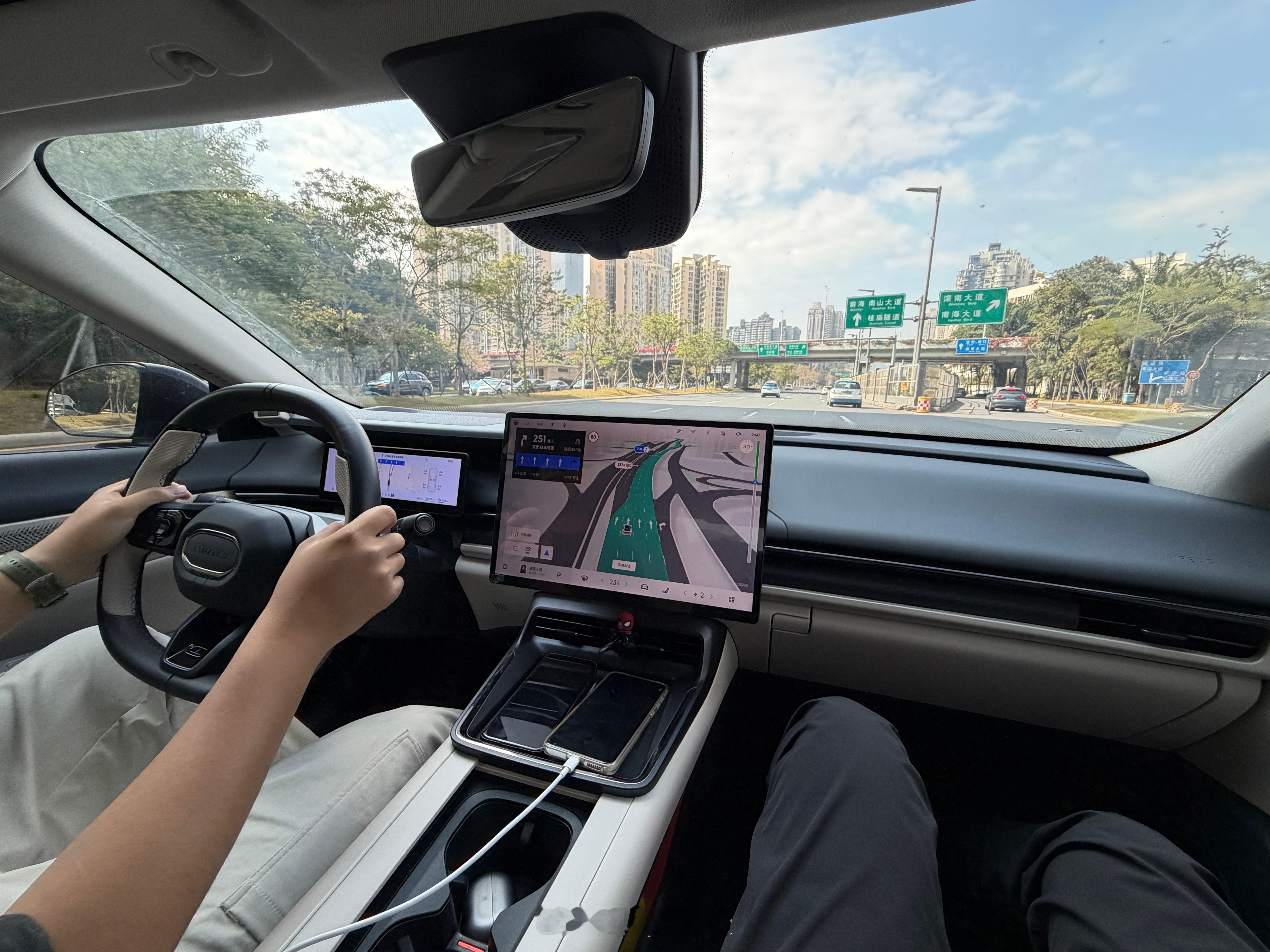 我策划兄弟的领克07EM-P，已经开了12500公里了，除了自己爆过胎（原厂胎有