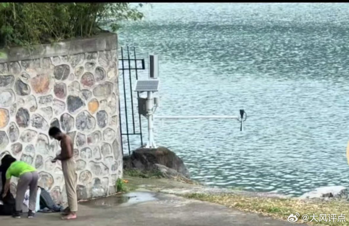 十几个印度阿三，南京，江北象山湖水库洗澡。保护水源区啊，竟成了印度阿三洗澡洗衣随