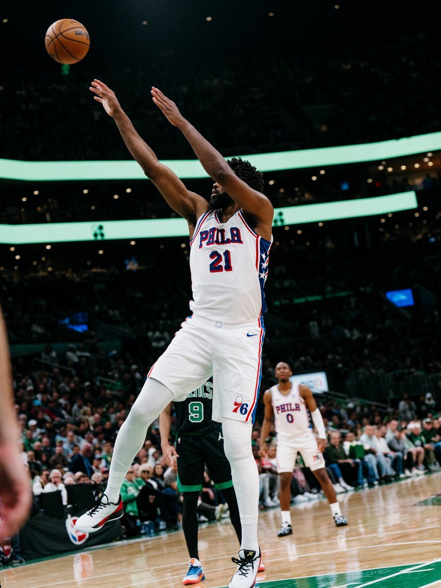 恩比德把球队带回费城：33分8助攻全队几乎7人轮换，最后一波12比0，直接把比赛