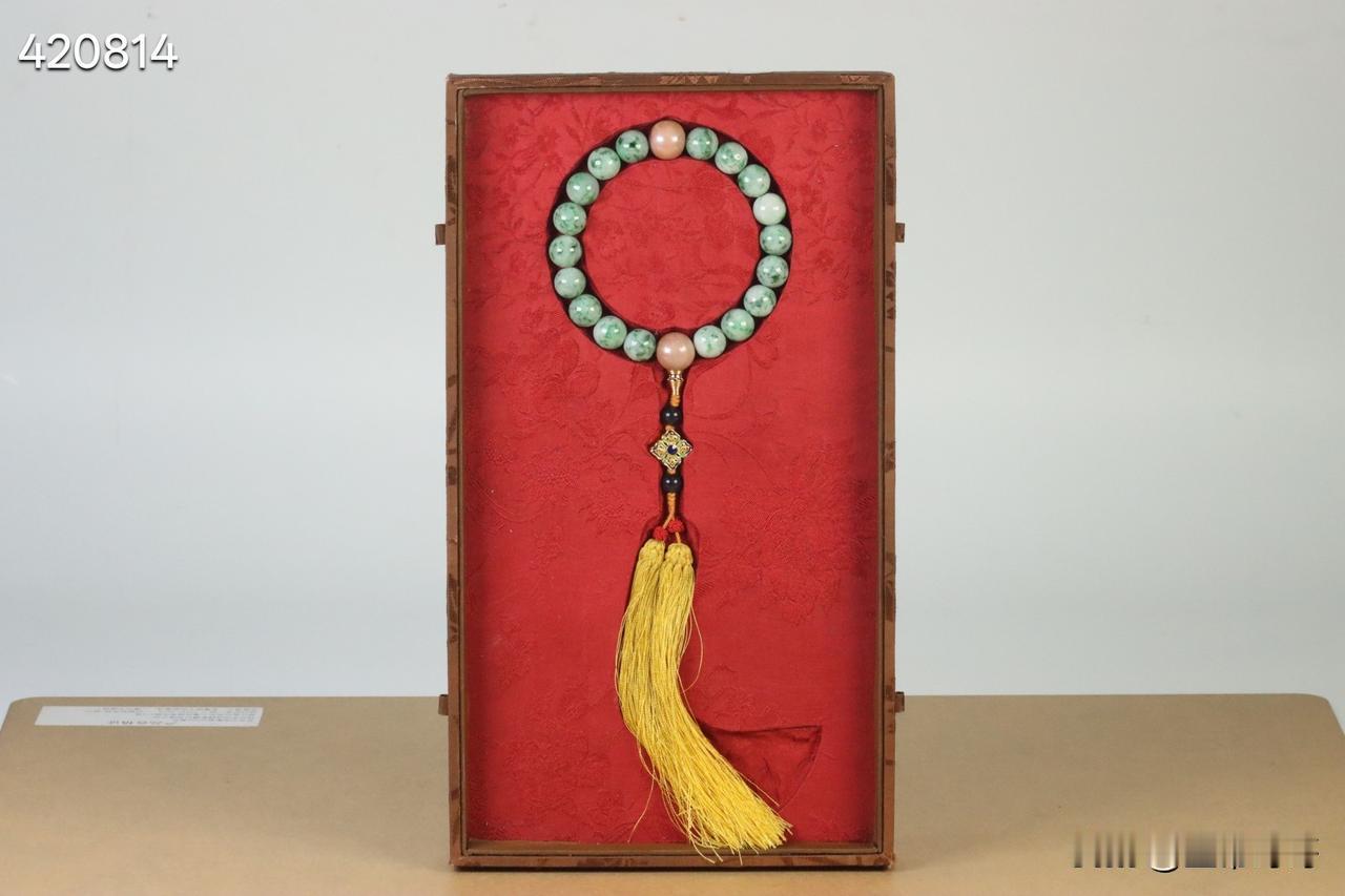 清代  珍珠隔珠老翡翠十八子手持。

规格：1.34cm

重量：84g