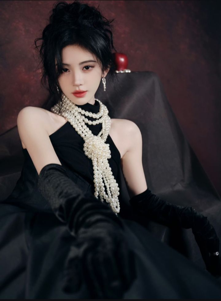 鞠婧祎[超话]鞠婧祎明星穿搭 鞠婧祎这般暗黑千金，也真是美爆了！没想到，鞠婧祎这