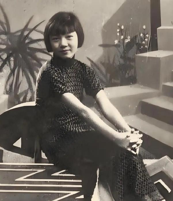 1929年，18岁的丫鬟来凤在厨房偷偷生下孩子，被老妈子发现状告给当家主母，主母